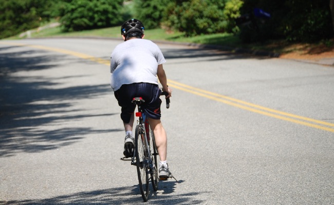 自転車に乗る男性