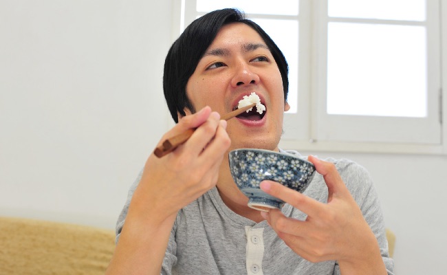 ご飯を食べる男性