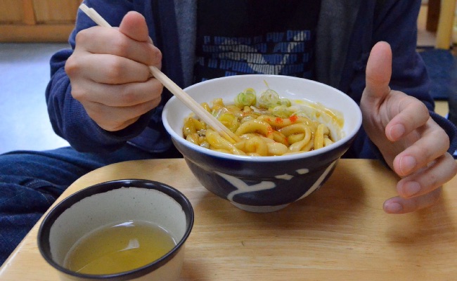 うどんを食べる男性