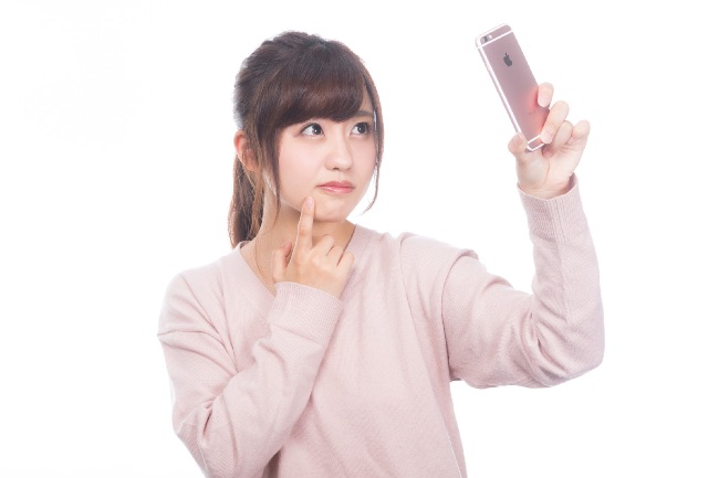 スマホが気になっている女性