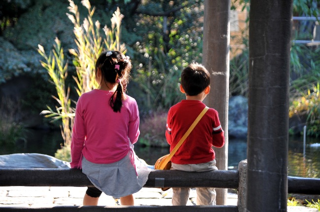 ベンチに座る子供