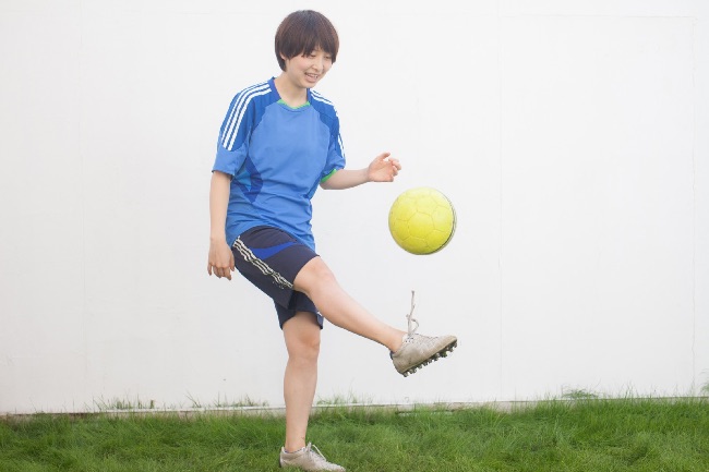 リフティングするサッカー女子